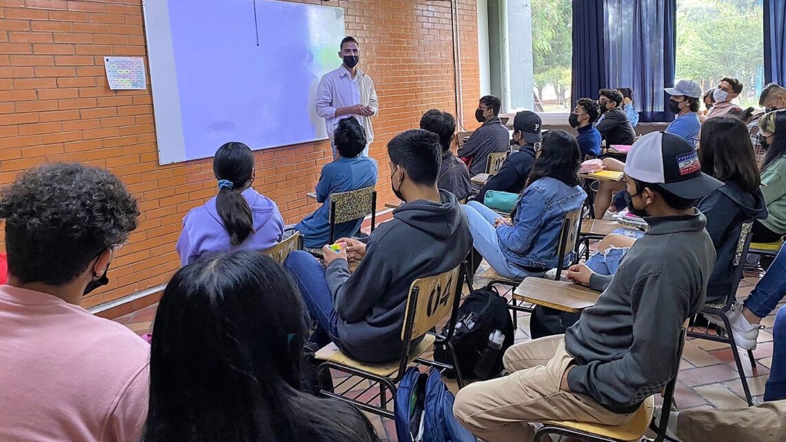 Imparte SESA conferencias de prevención de adicciones a la población estudiantil de la UTEQ