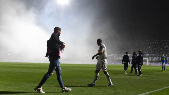 El partido entre Boca Juniors y Gimnasia fue suspendido por graves incidentes fuera del estadio