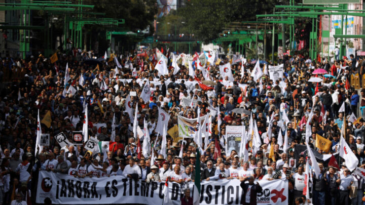 Miles marchan por la masacre de Tlatelolco