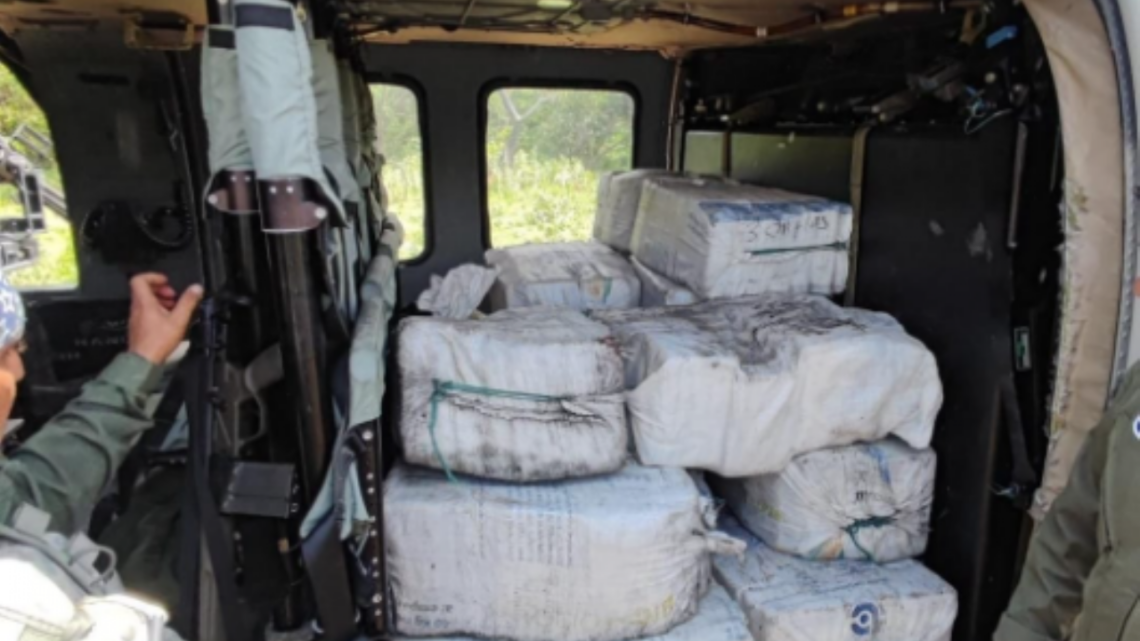 Ejército asegura aeronave y 340 kilos de posible cocaína en Chiapas
