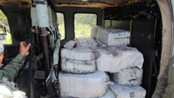 Ejército asegura aeronave y 340 kilos de posible cocaína en Chiapas