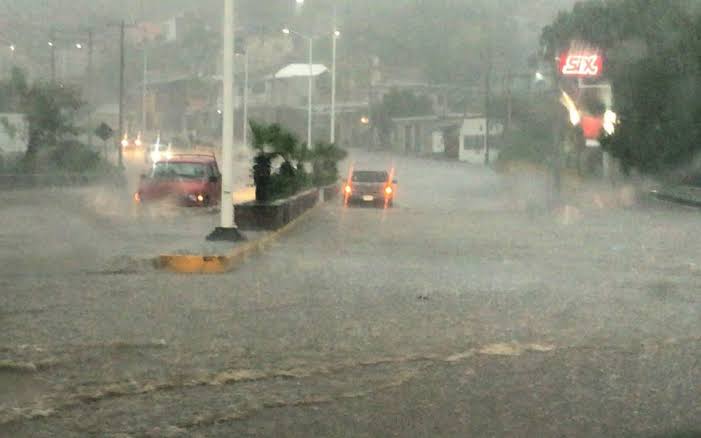 Mujer muere de un infarto luego de que su auto quedara varado por lluvias