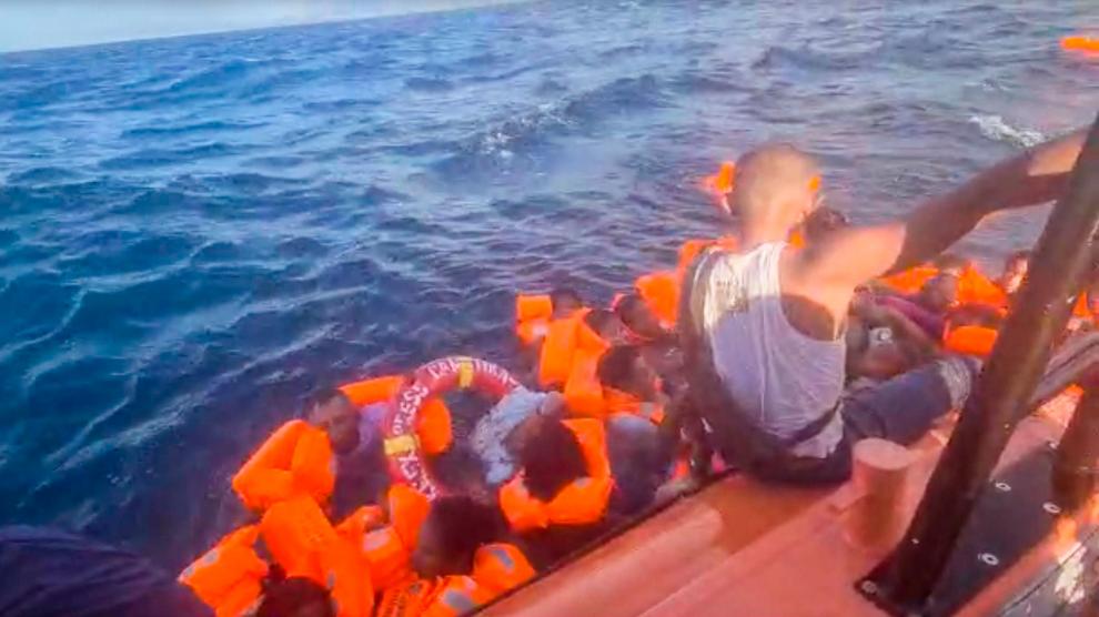 Incendio de barco de pasajeros en Indonesia deja al menos 14 muertos