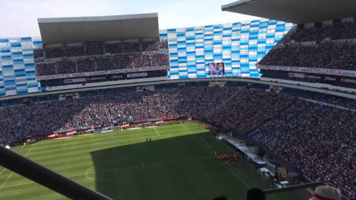 Policía convulsionó durante partido Chivas vs Puebla en el Estadio Cuauhtémoc