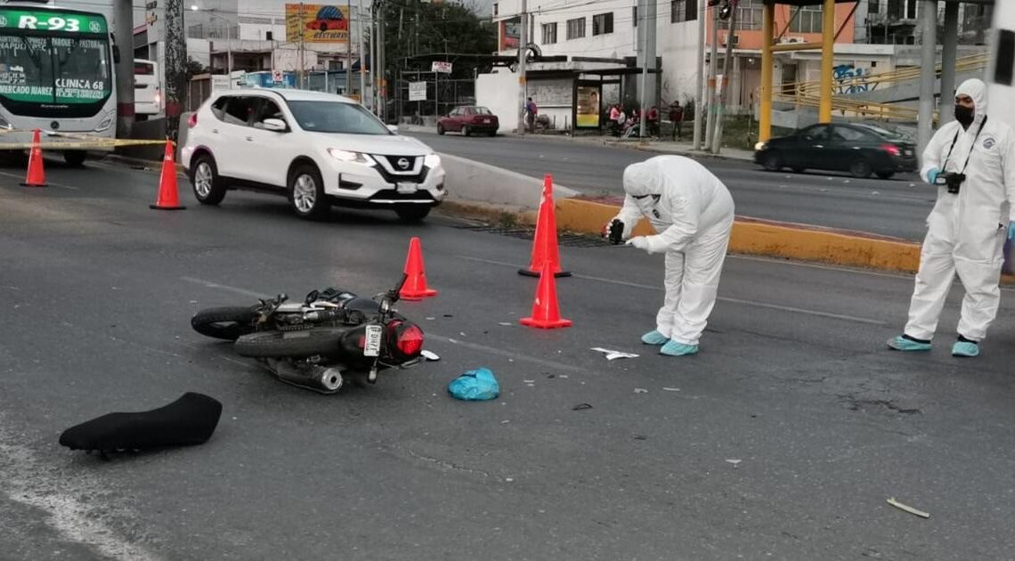 Motociclista atropella a mujer y muere al intentar huir