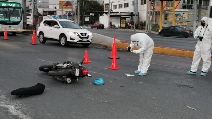 Motociclista atropella a mujer y muere al intentar huir