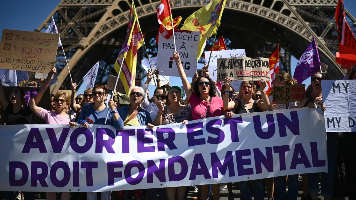 Legisladores franceses votan a favor del aborto en la Constitución