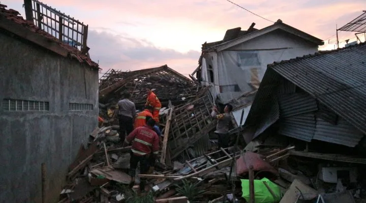 Aumentan a 321 los muertos tras terremoto en Indonesia