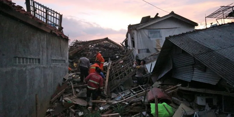 Aumentan a 321 los muertos tras terremoto en Indonesia