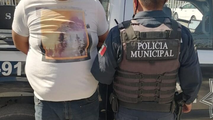 Policía de San Juan del Río detiene a dos personas que intentaban cambiar tarjetas de cuentahabientes.