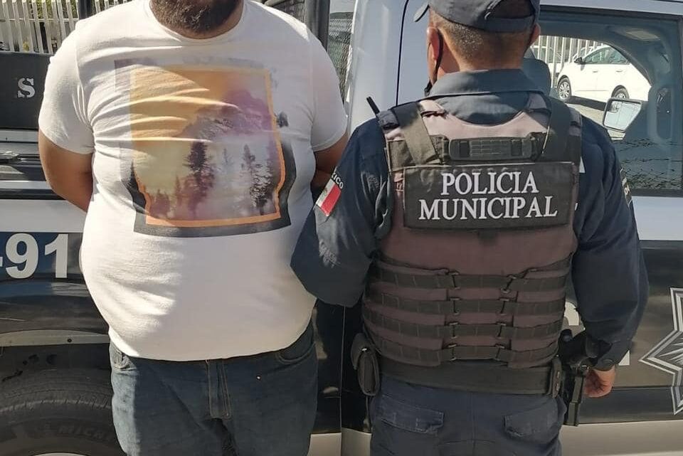 Policía de San Juan del Río detiene a dos personas que intentaban cambiar tarjetas de cuentahabientes.