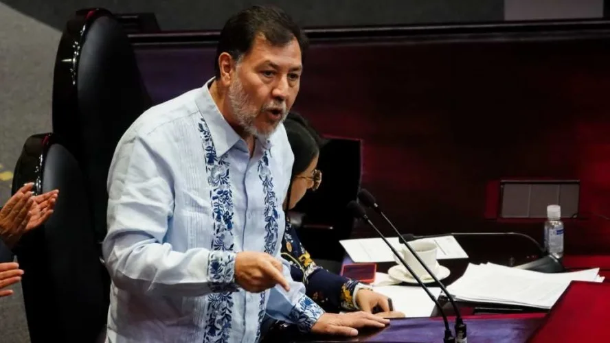 Fernández Noroña se queja por protocolos de seguridad del AICM y lo tunden en redes