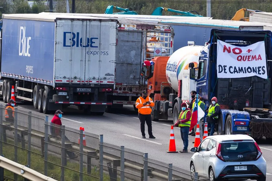 Gobierno de Chile advierte con aplicar la ley a camioneros en huelga