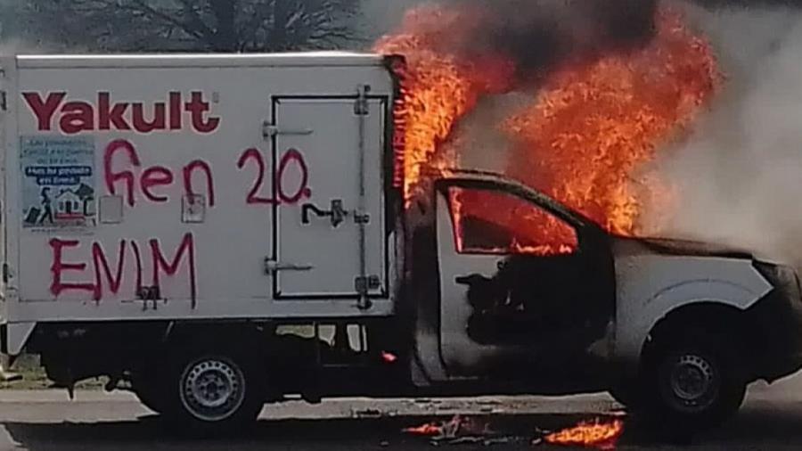 Normalistas queman 10 vehículos en Michoacán durante protestas