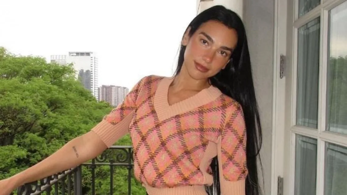 Dua Lipa revela su método para lograr abdomen plano