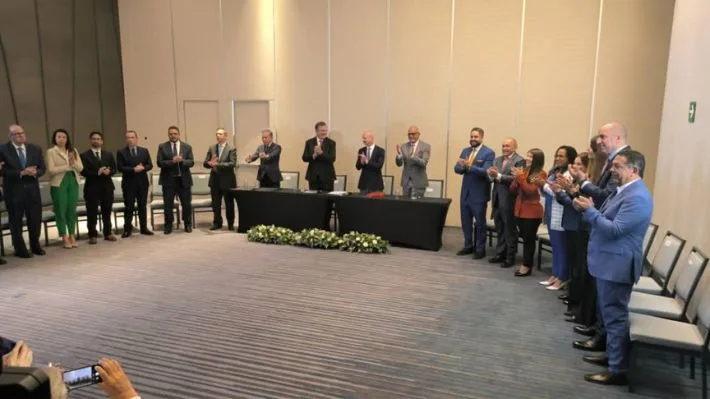 Nicolás Maduro y opositores firman acuerdo y EU flexibiliza sanciones