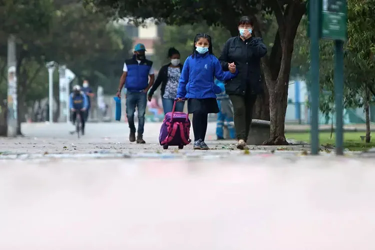 ¡Saca tu cubrebocas! Suben casos de COVID en México con el frío