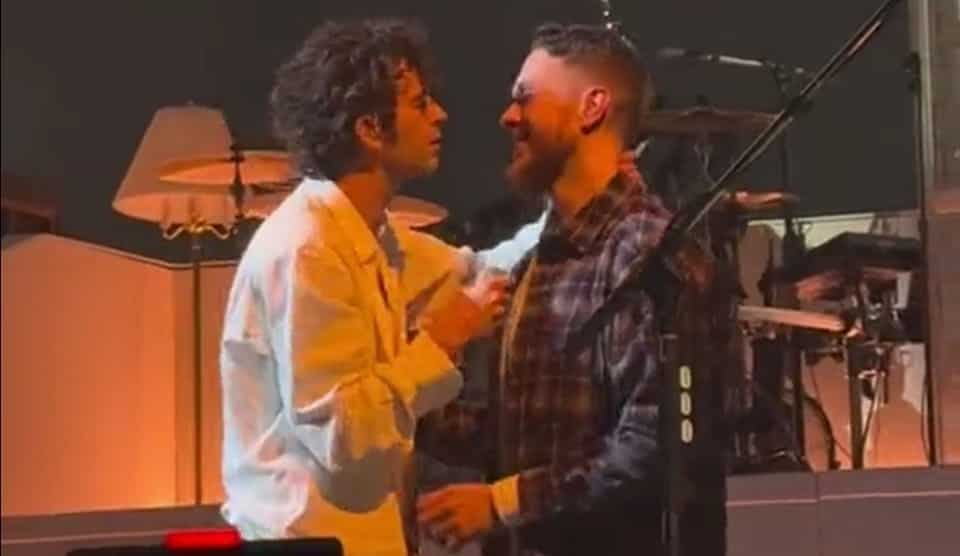 The 1975: Matty Healy besa a fanático en pleno concierto en Las Vegas y se vuelve viral