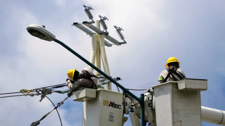 Ucrania reestablece electricidad tras ataques rusos