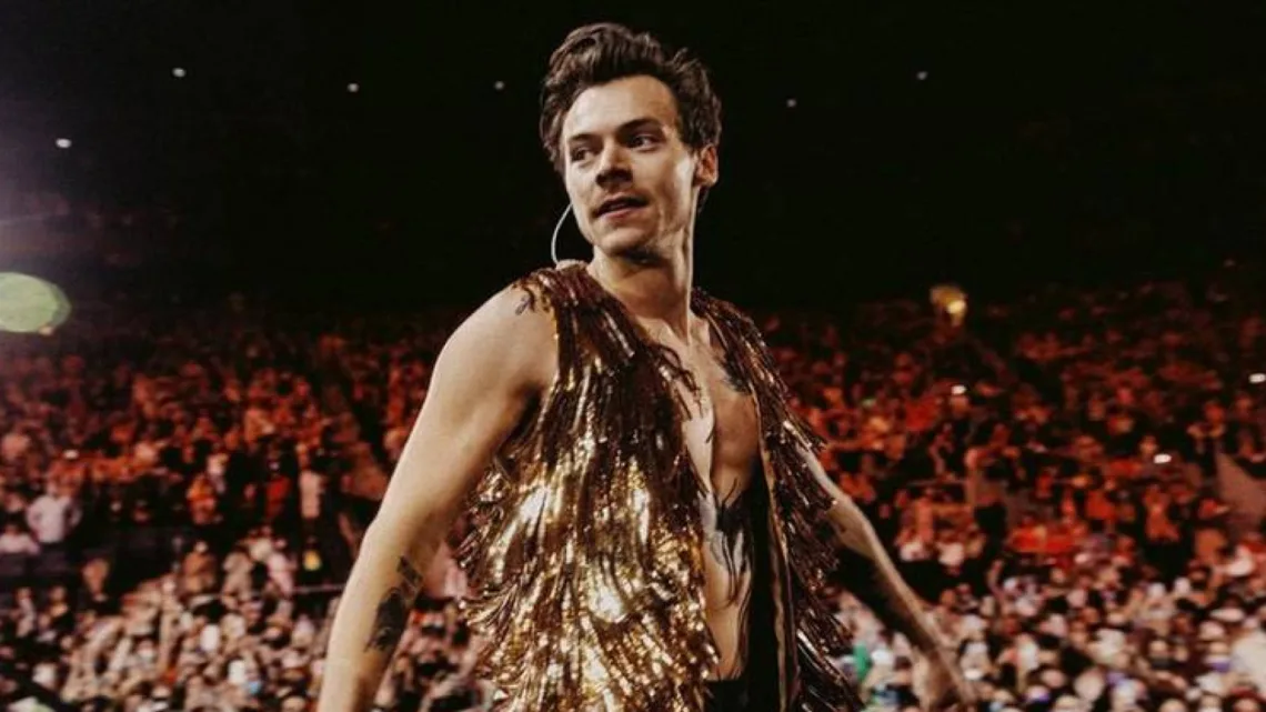 Harry Styles festeja cumpleaños de seguidora en pleno concierto en CDMX
