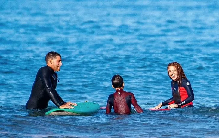 ¿Hay amor? Captan a Shakira con su profesor de surf en playas de España