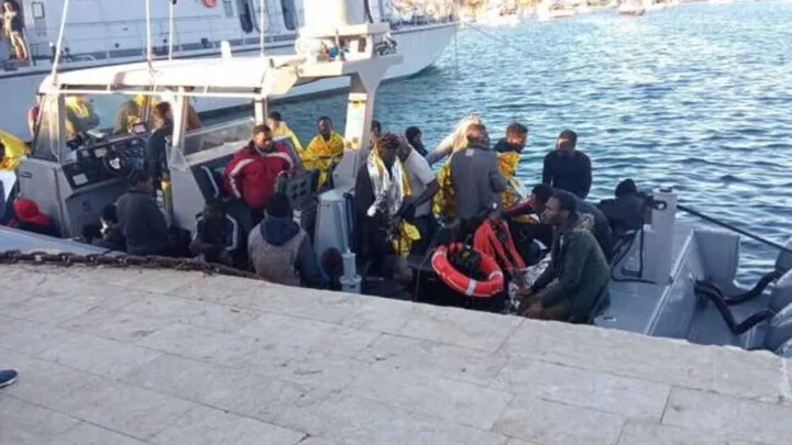 Barco con 43 migrantes naufraga en Lampedusa; muere niña de dos años