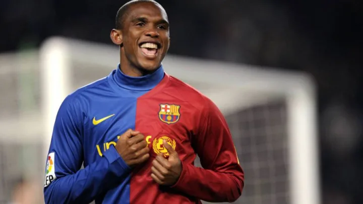 Samuel Eto’o golpea a aficionado tras salir del Brasil-Corea del Sur