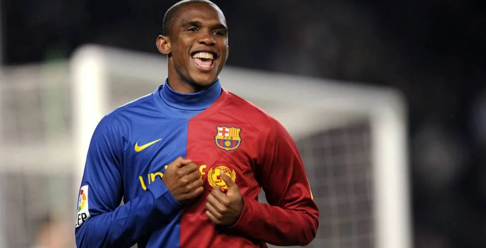 Samuel Eto’o golpea a aficionado tras salir del Brasil-Corea del Sur