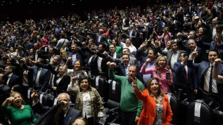 Batean reforma electoral del Presidente contra el INE