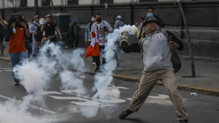 Mueren dos personas más en protestas de Perú; cifra total asciende a diez