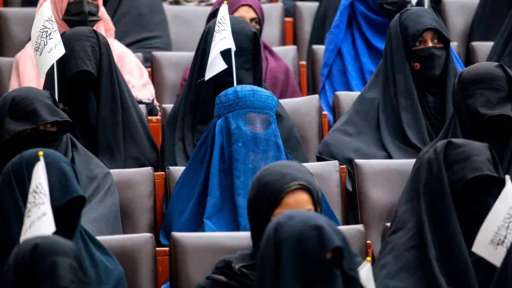 Talibanes prohíben a mujeres acceder a la universidad en Afganistán