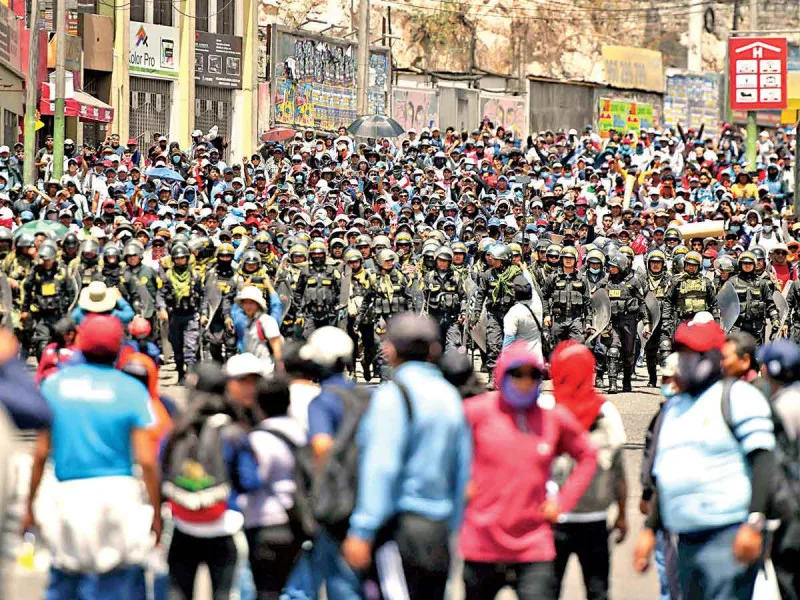 Gobierno trabaja para sacar a mexicanos varados en Perú: López Obrador