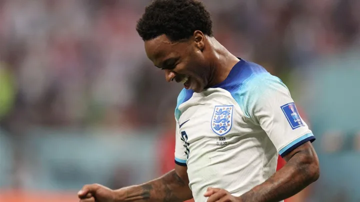 Sterling abandonó el Mundial por asalto armado a su casa