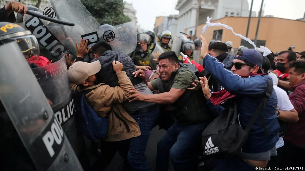 Perú: Más de 250 mexicanos buscan salir del país andino