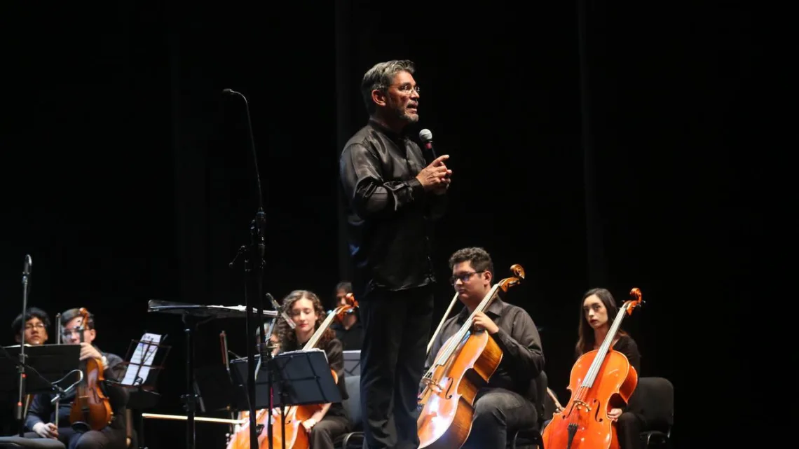 Asiste Car Herrera de Kuri a Gala Navideña del CEM