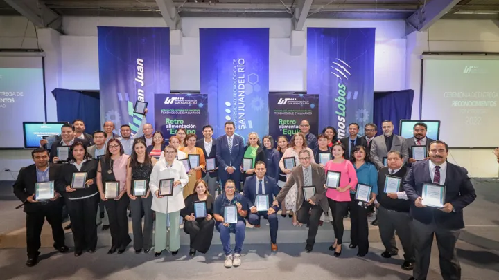 Reconoce UTSJR a personal por años de servicio