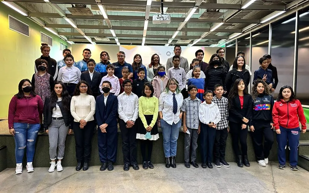Reciben 74 estudiantes becas al talento Artístico y Deportivo