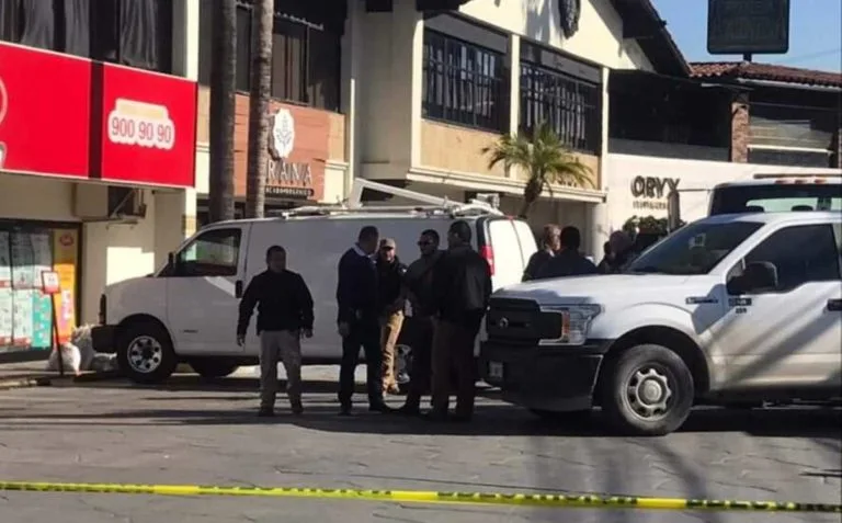 Indagan hallazgo de seis cuerpos dentro de una camioneta en Tijuana