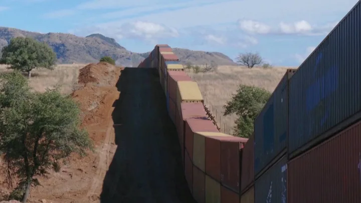 EU demanda a Arizona por “muro fronterizo temporal” hecho de contenedores de carga