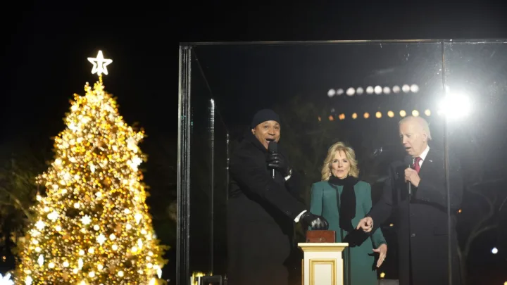 Joe Biden enciende el tradicional árbol de Navidad de la Casa Blanca