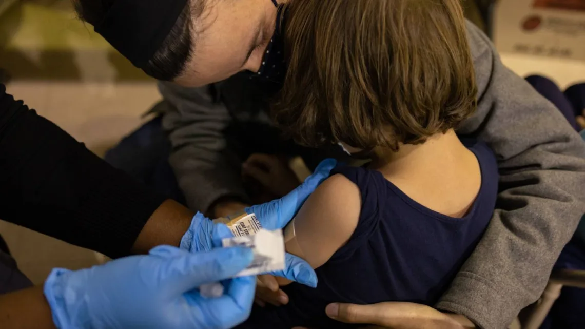 La FDA autoriza vacunas anticovid actualizadas para menores de cinco años