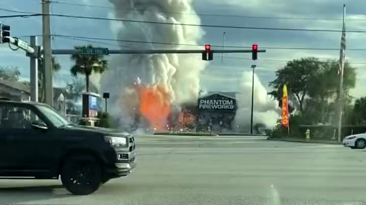 Vehículo choca e incendia tienda de pirotecnia en Florida
