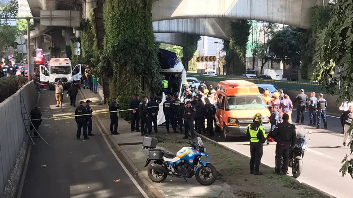 Choque de camión turístico en Periférico Sur deja un muerto y 55 heridos