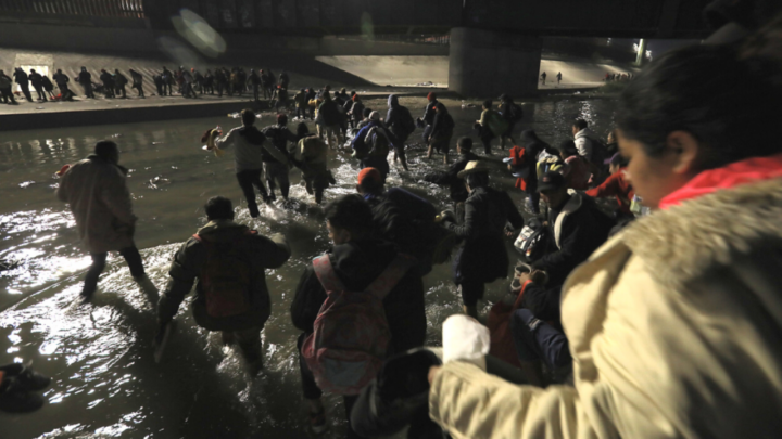 Más de mil 500 migrantes cruzan la frontera México-EU en una noche