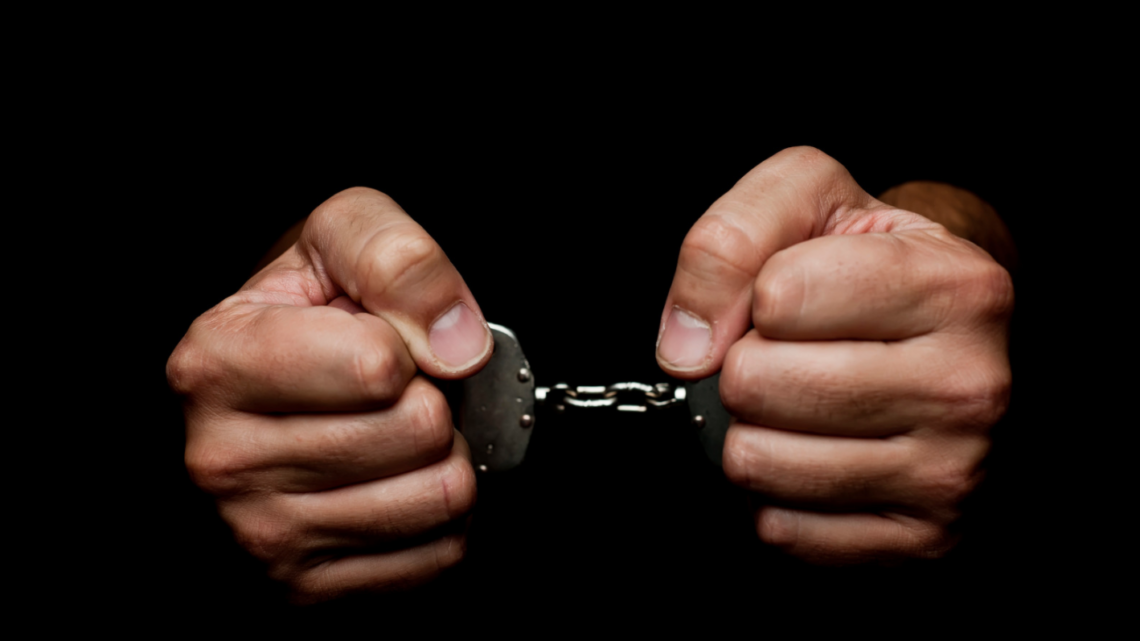 Arrestan a padre e hijo por estafar 8 millones de ayuda federal por COVID