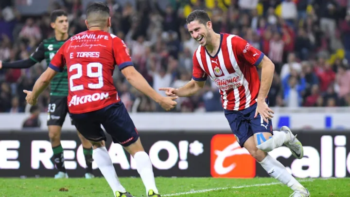 Hat-trick de Ormeño le da triunfo a Chivas