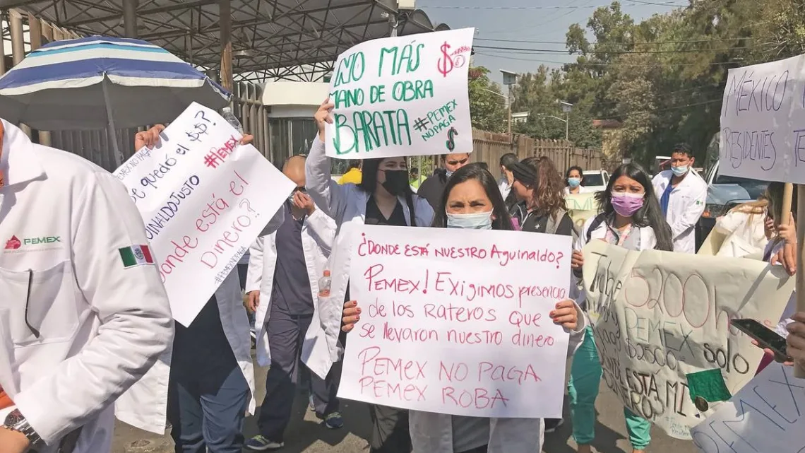 Exigen médicos de Pemex su aguinaldo