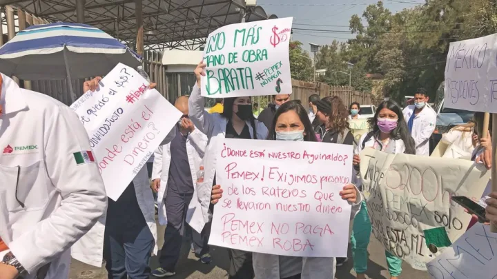 Exigen médicos de Pemex su aguinaldo