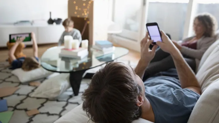 ¿Dejas que tu hijo vea muchos videos? Esto puede pasarle