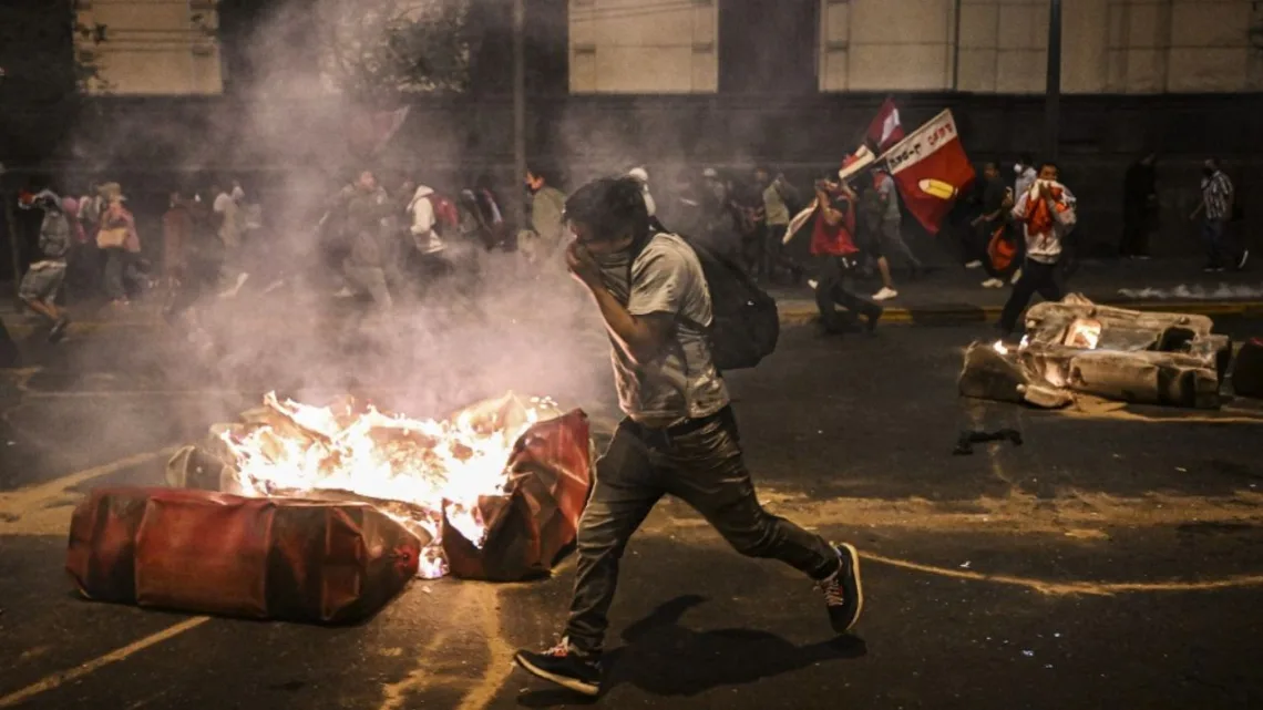 Dos muertos en protestas contra la presidente de Perú y en reclamo de elecciones